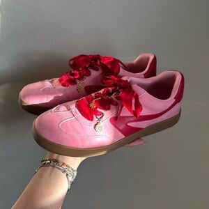 DOLCE VITA PINK SNEAKERS WITH CHARMS Street Chic Casual Low Top Sneakers SIZE 9